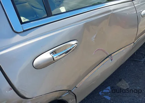 2005 Lincoln Town Car Signature Limited from USA, damaged, VIN 1LNHM82W05Y626210